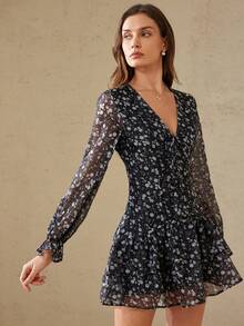 BELROSIE Vestido curto floral delicado com decote em V, babados em camadas na barra, amarração frontal e mangas compridas. - Multicolorido - Ver 6