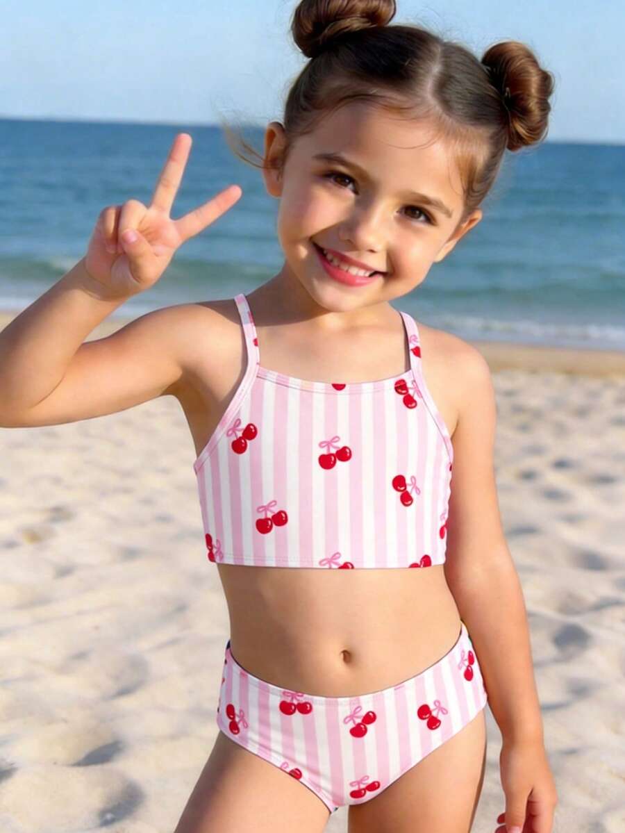 SHEIN 女童可爱复古粉色蝴蝶结樱桃条纹印花修身吊带背心和三角比基尼泳衣套装，适合夏季休闲度假，#Coconutgirl，可爱夏季穿搭，儿童夏季单品，夏季外出用品，韩版风格，返校季，返校节，复古风 - 淺粉色 - 查看 1