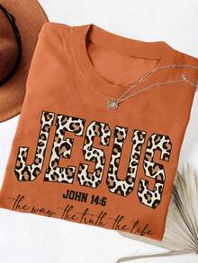 EMERY ROSE Atasan Lengan Pendek Ukuran Besar Motif Leopard Vintage dengan Tulisan JESUS Warna Oranye untuk Sehari-hari - Coklat - View 1
