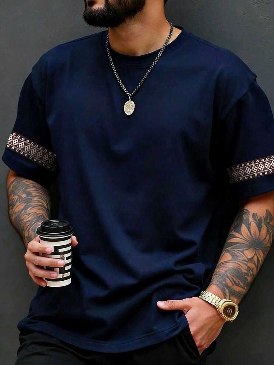 Manfinity Dauomo 男士圆领印花T恤 - 圆领休闲上衣 - 轻薄T恤，适合所有季节 - 藏蓝色 - 查看 1