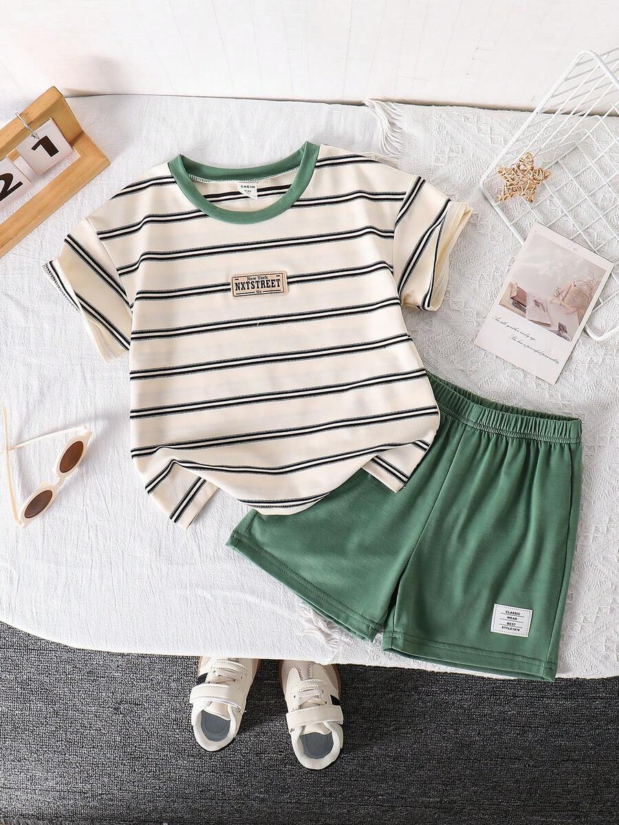 SHEIN Streecool Kids 两件套幼儿男童休闲时尚舒适印花圆领插肩袖上衣和条纹短裤,适合春夏户外玩耍和日常穿着。 - 綠色 - 查看 1