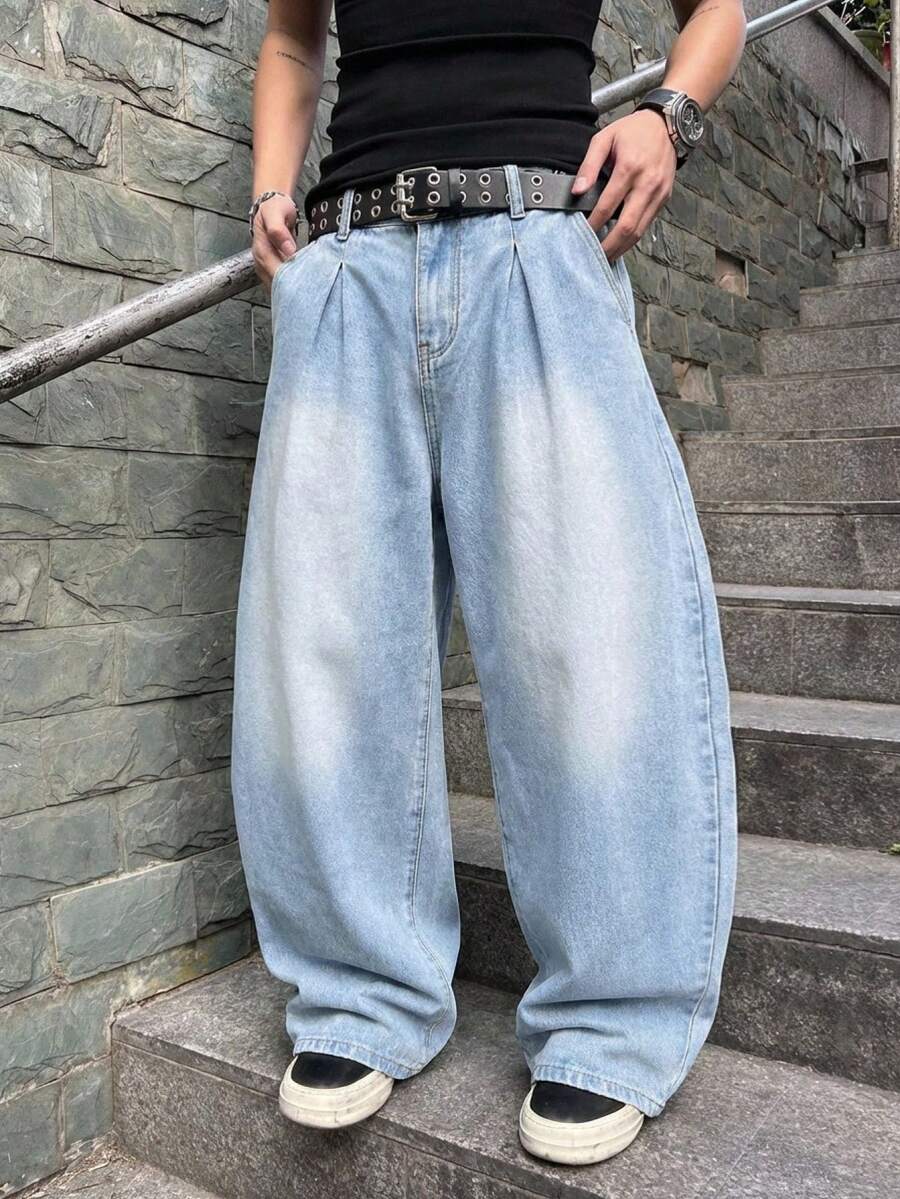 Manfinity Hypemode Jeans casuales y versátiles con bolsillos y pliegues, de corte relajado para hombres - Lavado ligero - Ver 1
