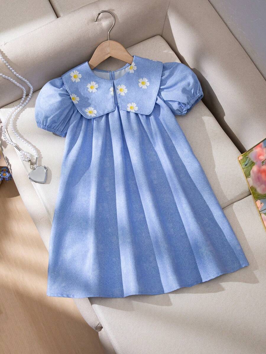 SHEIN Elladie kids 这款优雅的蓝色女童连衣裙采用泡泡袖设计，搭配饰有黄色小碎花图案的超大彼得潘领。高腰A字裙摆，非常适合春夏日常穿着、上学、外出游玩以及下午茶等场合。 - 藍色 - 查看 1