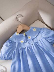SHEIN Elladie kids 这款优雅的蓝色女童连衣裙采用泡泡袖设计，搭配饰有黄色小碎花图案的超大彼得潘领。高腰A字裙摆，非常适合春夏日常穿着、上学、外出游玩以及下午茶等场合。 - 藍色 - 查看 7