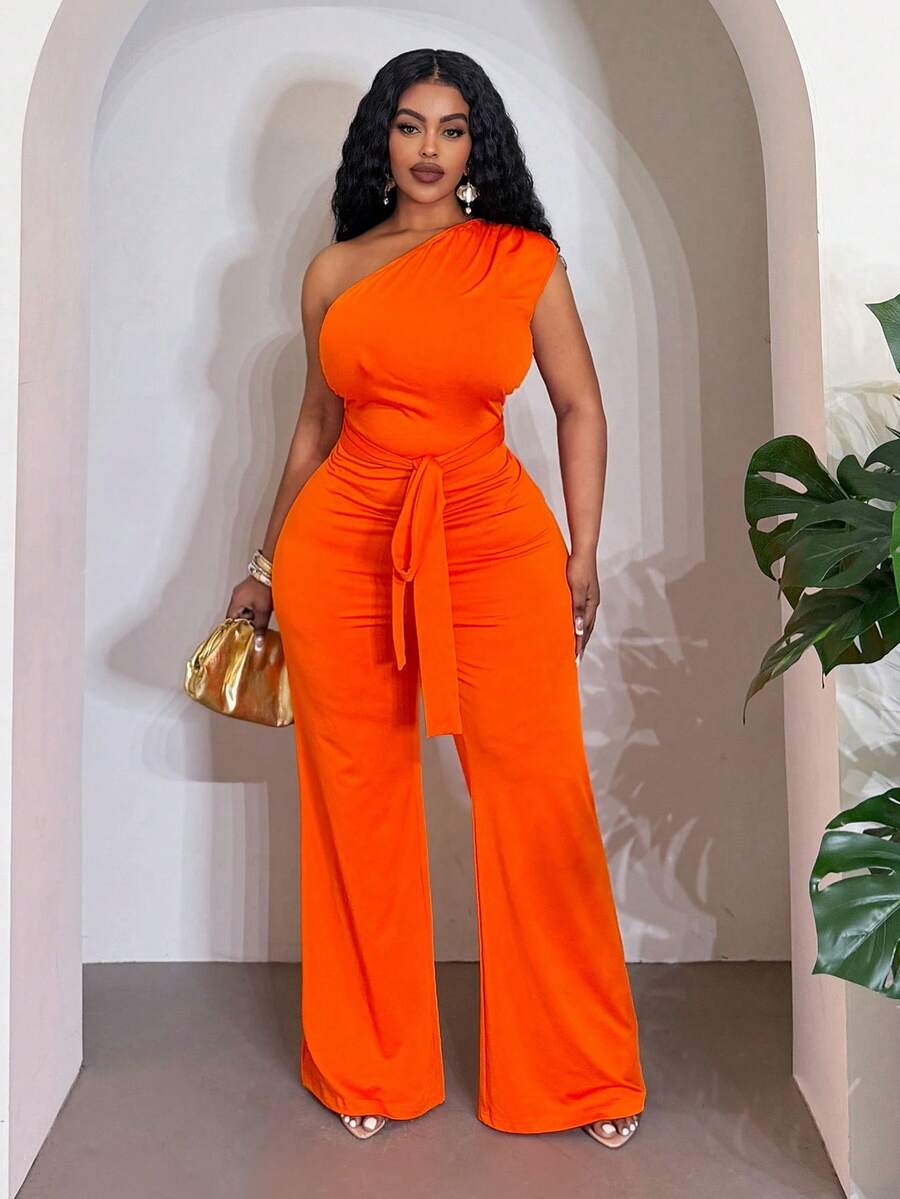 Slaydiva Bộ jumpsuit nữ mùa Xuân/Hè thanh lịch, phù hợp cho đi làm và sinh nhật, lễ tốt nghiệp, học sinh, đi chơi hàng ngày, dễ phối đồ, đi nghỉ mát, du lịch biển, tắm nắng, xu hướng hot, công sở, tối giản và thường ngày, đi nghỉ mát và đi chơi. Thiết kế lệch vai với thắt lưng thời trang, màu cam rực rỡ.