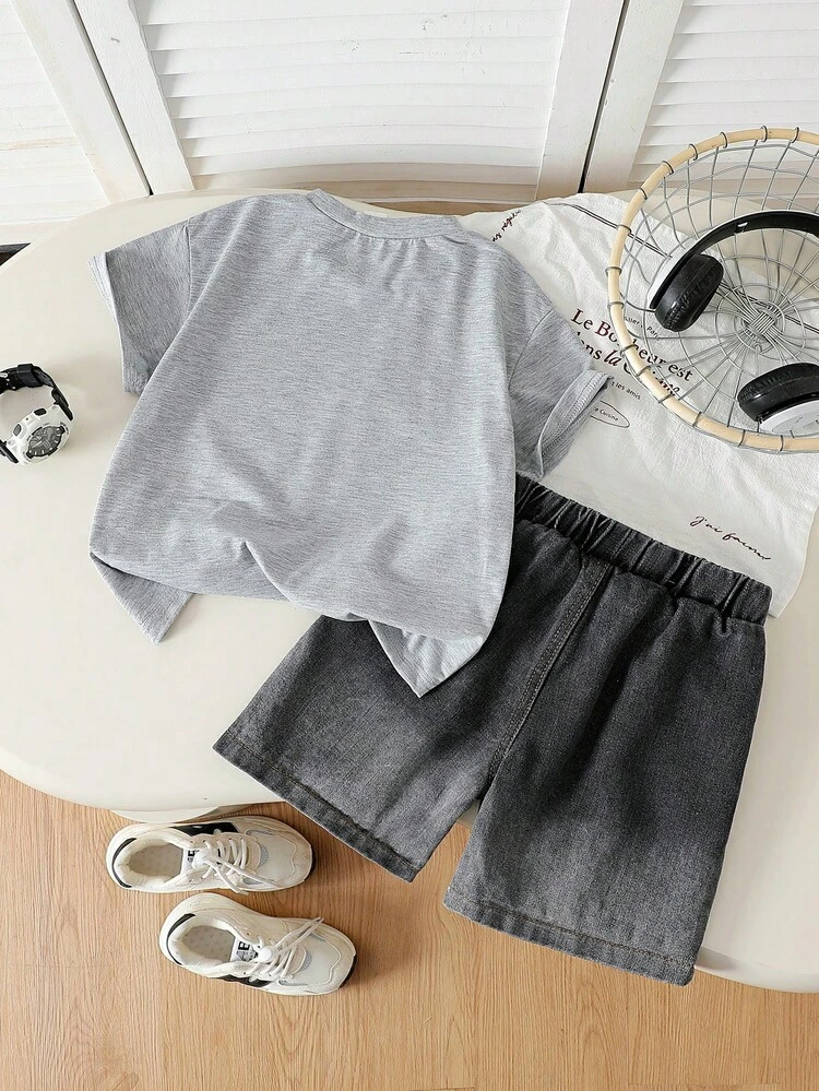 SHEIN Streecool Kids مجموعة ملابس صيفية جديدة بتصميم كاجوال فضفاض 2قطع/طقم ، تي شيرت بطباعة حرفية + شورت فضفاض بتدرج اللون، أزياء أطفال صبية كورية عصرية - رمادي - مشاهدة 2