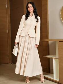 Modelyn Bộ đồ nữ thanh lịch gồm áo khoác dài tay cài một hàng khuy và chân váy xếp ly dài đến đầu gối. - Màu be - Xem 2