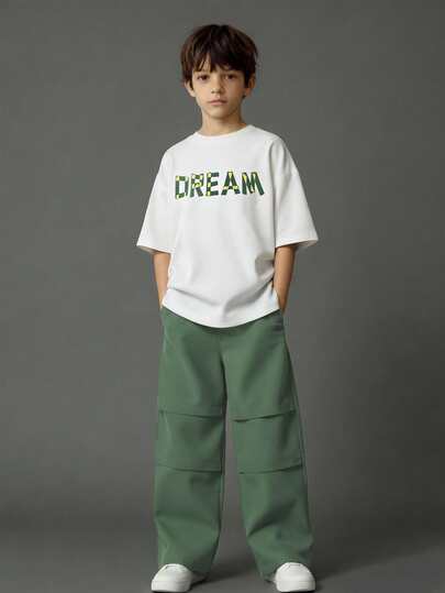 SHEIN Casuvi Kids Bộ 2 món đồ mặc mùa hè cho bé trai, áo thun và quần in chữ, kiểu dáng thường ngày.