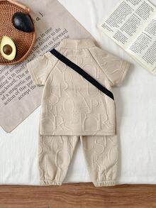 SHEIN Bộ 2 món áo polo và quần jogger cho bé, màu be phối sọc đen, kèm túi đeo chéo cùng màu có logo hình ngựa, thích hợp mặc hàng ngày. - Màu Khaki - Xem 2