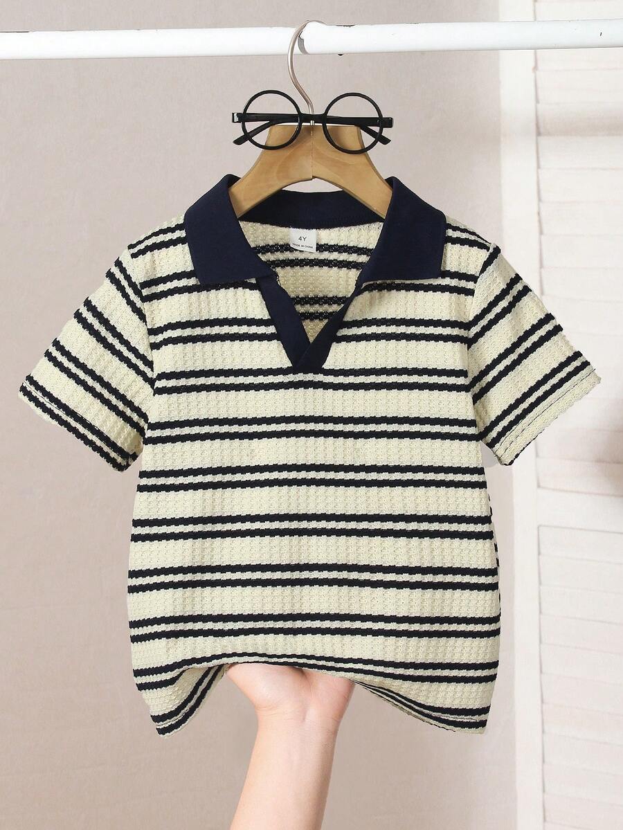SHEIN Genkimix Kids 这款男童休闲学院风华夫格条纹V领短袖POLO衫,适合4-7岁男孩春夏穿着。这款阳光男孩POLO衫适合上学、居家穿着。无论上学还是在家,男孩们都可以穿着这件休闲、舒适又时尚的POLO衫。这款上衣百搭耐穿,适合男孩日常生活和各种聚会场合。让男孩们保持时尚舒适,充满活力,无论是在与家人共度时光还是其他场合! - 咖啡棕 - 查看 1