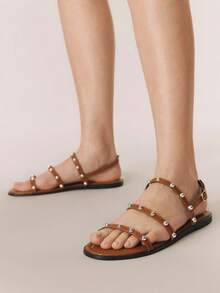 Styleloop Sandalias planas para mujer, sandalias romanas con remaches, sandalias bohemias sexys con tiras trenzadas en forma de cruz, zapatos de viaje esenciales para primavera y verano, playa, vacaciones - Marrón - Ver 1