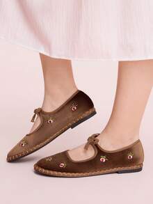 CUCCOO DOLLMOD Giày bệt nữ cổ điển màu nâu thêu hoa nhung thắt nơ kiểu Mary Jane - Nâu đậm - Xem 5