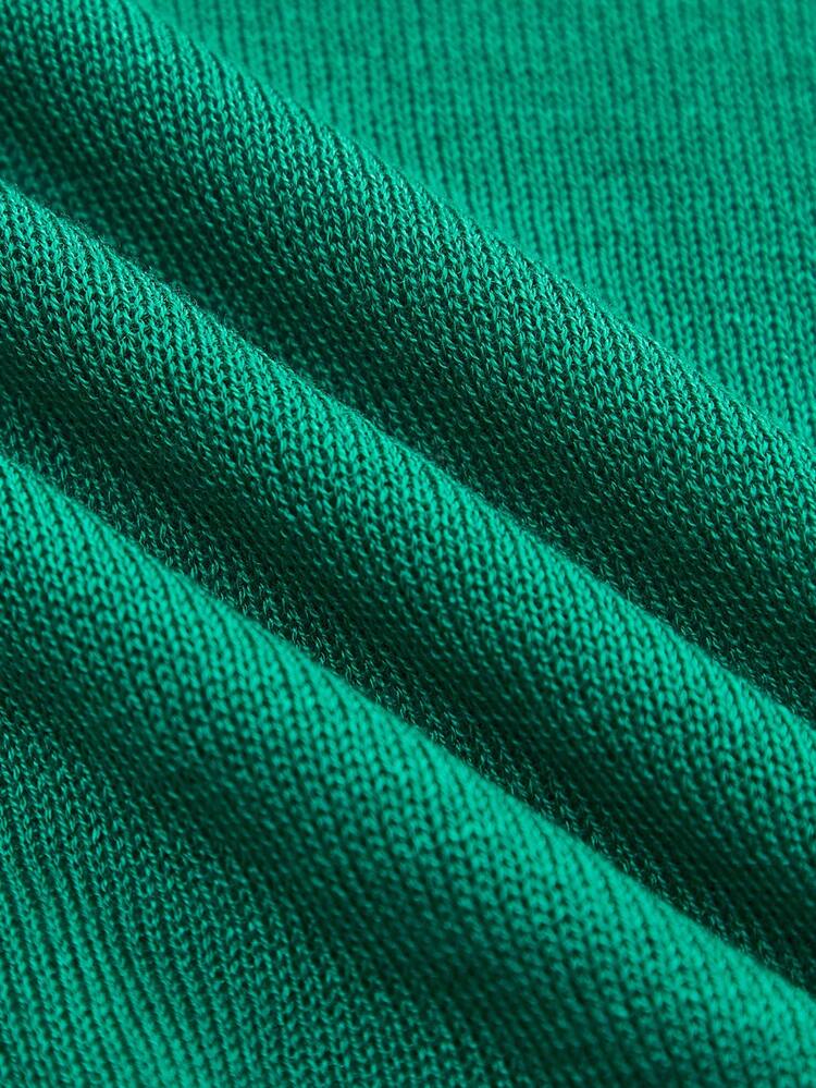胸元に刺繍のバラモチーフが施された、クロップド丈 フィット感のあるファインニットセーター、長袖、秋冬シーズン向け