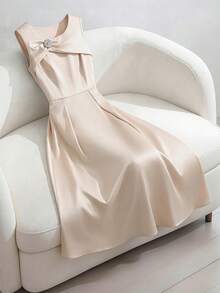Lyxana Abito elegante color albicocca con collo rotondo, plissettatura irregolare, decorazione con bottoni a diamante, senza maniche, con vita segnata, adatto per San Valentino, Pasqua, Festa del Lavoro, compleanni, appuntamenti, feste, occasioni formali, outfit da insegnante, look di alta energia, viaggi e vacanze, stile di strada, primavera ed estate - Albicocca - Visualizzare 5