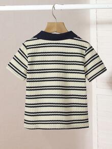SHEIN Genkimix Kids 这款男童休闲学院风华夫格条纹V领短袖POLO衫，适合4-7岁男孩春夏穿着。这款阳光男孩POLO衫适合上学、居家穿着。无论上学还是在家，男孩们都可以穿着这件休闲、舒适又时尚的POLO衫。这款上衣百搭耐穿，适合男孩日常生活和各种聚会场合。让男孩们保持时尚舒适，充满活力，无论是在与家人共度时光还是其他场合！ - 咖啡棕 - 查看 2