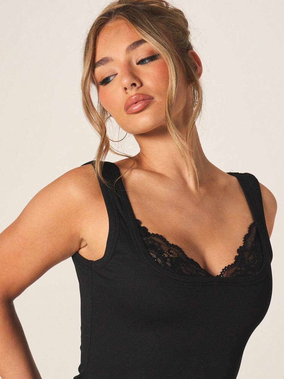 MISSGUIDED Top z koronką w prążki i dekoltem w serduszko do noszenia warstwowego i swobodnego letniego stylu