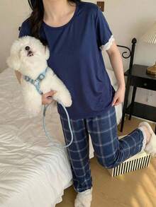 Bộ đồ ngủ 2 món cho bé gái tuổi teen, màu xanh navy thanh lịch, cổ tròn, viền ren ở cổ tay và gấu áo, tay ngắn và quần in họa tiết kẻ caro xanh trắng, thoải mái và thường ngày. - Màu xanh lam - Xem 5
