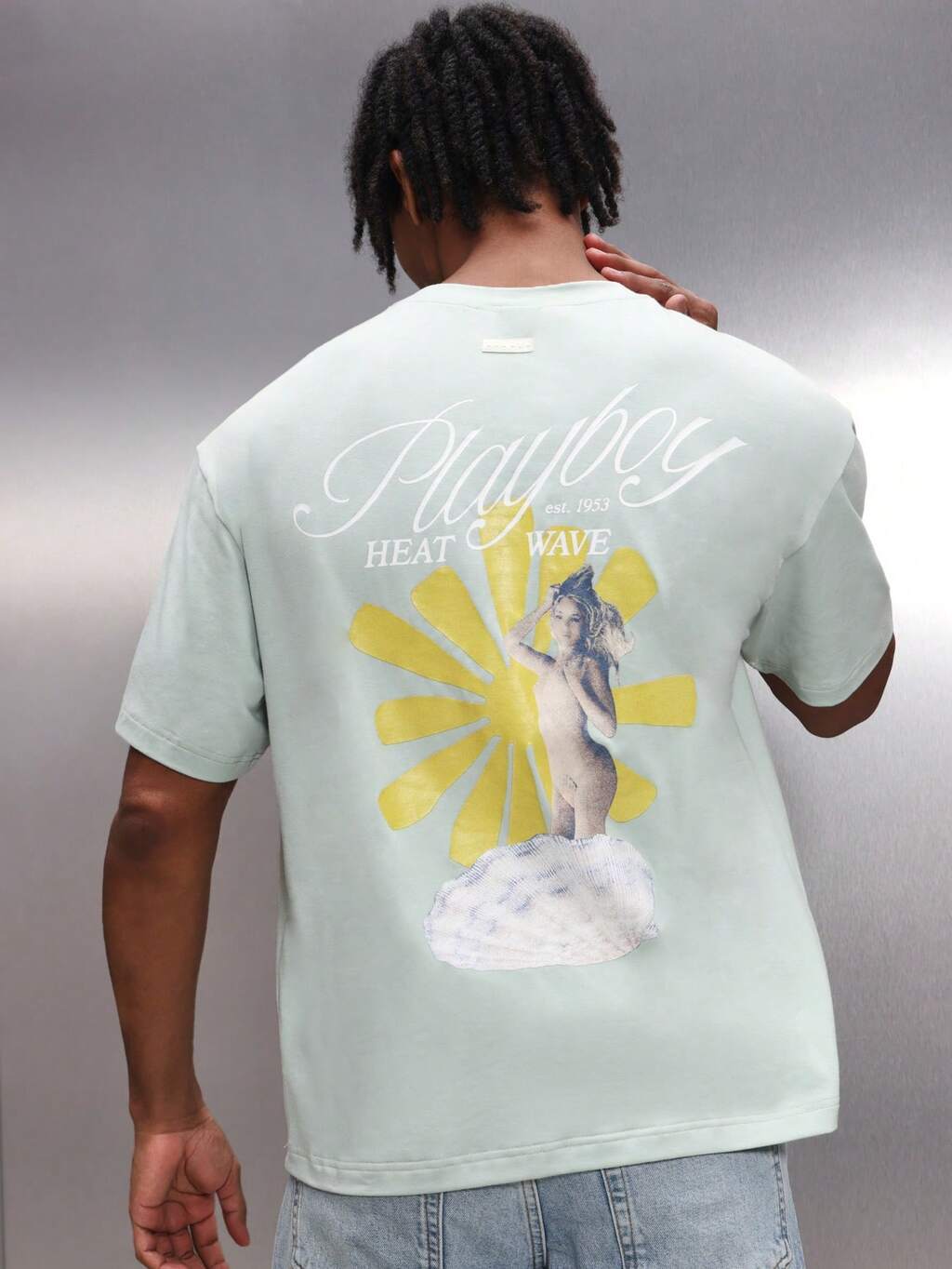 PLAYBOY X SUMWON メンズ ホリデー ヒートウェーブ グラフィック Tシャツ、ウサギ大きなバックプリント、レギュラーフィット 半袖 クルーネック カジュアル フェスティブティー