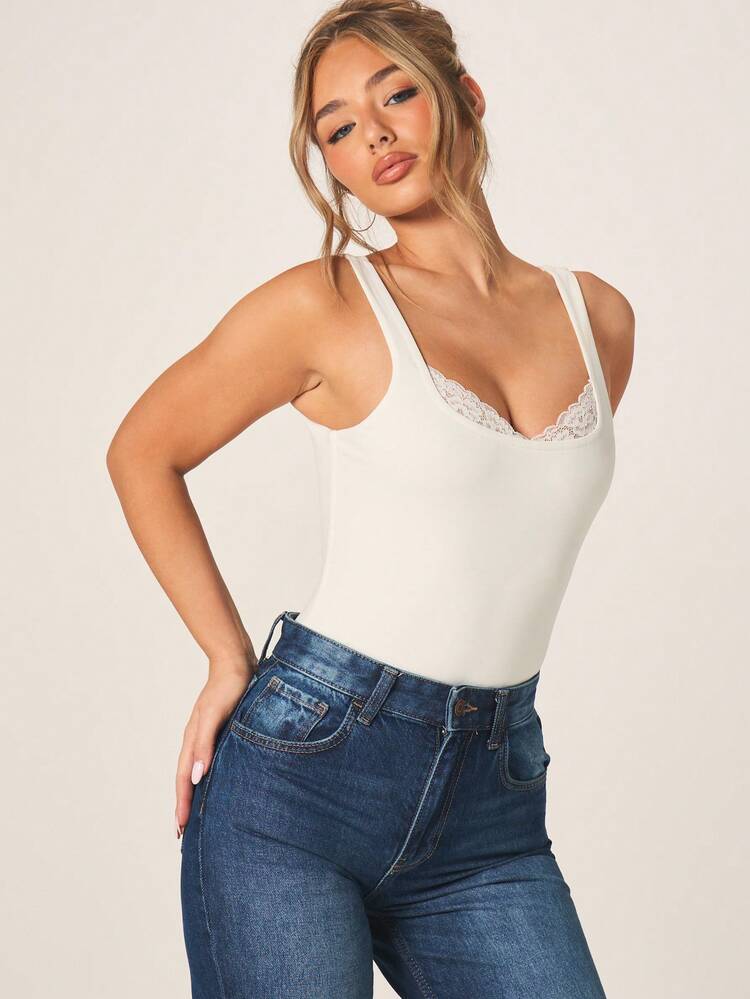 MISSGUIDED レーストリム スクープネック ノースリーブ レーサーバック ボディスーツ、繊細な白レースのディテール、フィットカジュアルベーシックトップ