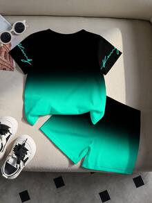 SHEIN Streecool Kids 2件套幼儿男童休闲撞色渐变字母印花圆领短袖T恤和短裤套装，适合户外、运动、上学穿着，春夏季款 - 彩色 - 查看 2