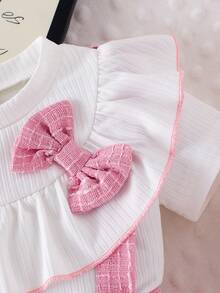 SHEIN Playful Pals Ensemble 2 pièces pour bébé fille, t-shirt à manches courtes à volants floraux blanc laiteux et jupe plissée à carreaux roses, tenue d'été décontractée et mignonne pour bébé fille, ensemble robe rose pour fille, tenues de printemps pour filles, tenues d'été moelleuses, vêtements de bébé fille, tenues d'été pour filles, ensemble coordonné d'été pour fille - Blanc - Voir 6