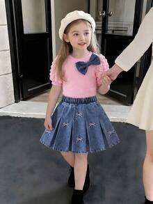 Elladie kids 两件套女童春夏套装，浅粉色短袖上衣+牛仔裙；泡泡袖荷叶边设计，胸前饰有蓝色刺绣蝴蝶结，百褶裙摆饰有粉色刺绣蝴蝶结，甜美可爱风格，适合日常穿着和亲子活动 - 粉色 - 查看 4