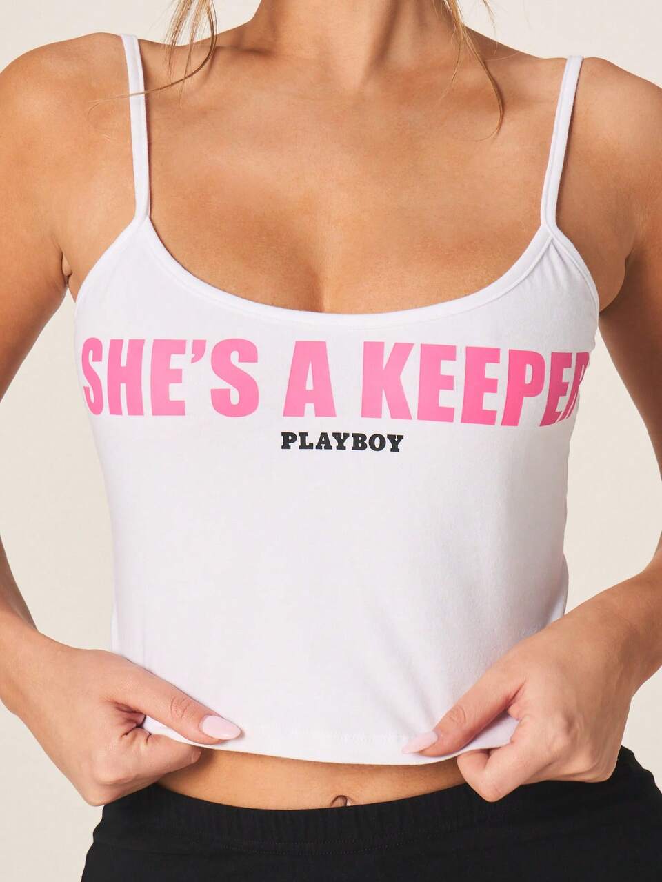 Missguided x Playboy Débardeur avec slogan, encolure dégagée, fines bretelles et design en texte rose vif. Tenue de jour de match sportive et chic pour la Coupe du monde 2026, style blokecore streetwear maillot de football