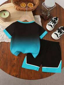 SHEIN Set de 2 piezas de camiseta de manga corta con estampado de letra degradada "Chicago 67" y pantalones cortos casuales para niños pequeños, uso cómodo para primavera, verano y otoño - Multicolor - Ver 3