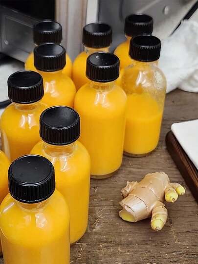 paquete de 12 botellas pequeñas de vidrio transparente de 2 onzas, aptas para contener líquidos como bebidas saludables de jengibre, con tapas a prueba de fugas, botellas de viaje mini, se pueden llenar con jugo, con embudo, aptas para actividades al aire libre.