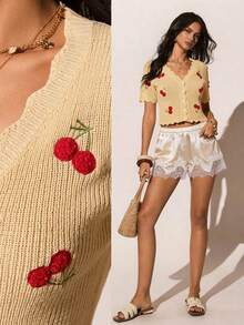 Poéselle Nuevo cárdigan de punto de manga corta beige para primavera/verano, con diseño de bordado de cerezas rojas en 3D, cuello en V dulce y enérgico + dobladillo con volantes, top corto de un solo pecho que deja ver el ombligo, estilo retro Y2K femenino y versátil para uso casual - Amarillo - Ver 2