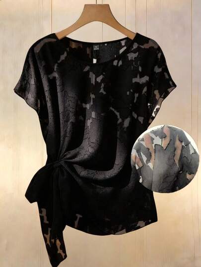 EMERY ROSE تي شيرت نسائية بحجم كبير ذات لون أحادي شفاف بتصميم دانتيل بياقة مستديرة وأكمام قصيرة وربطة غير منتظمة، مريحة وقابلة للتنفس وأنيقة