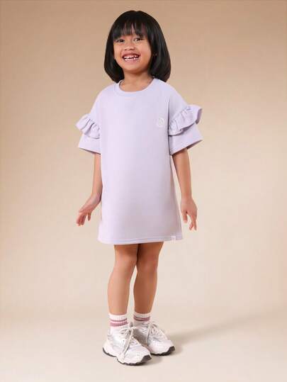 SUMWON Vestido mini con cuello redondo y mangas con volantes, con detalle de manga de doble capa y logo bordado para niñas