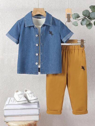 2pcs/Set Young Boy Casual Gentleman Shirt Outfit, Featuring A Light Blue Denim-Style Short Sleeve Shirt With Collar And A Simple Black Horse Print On The Chest, Paired With Khaki Casual Pants. Practical And Fashionable For Daily Wear, School, Outings, And Light Social Occasions In Spring And Summer.