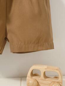 SHEIN Set de 2 piezas para bebé niño recién nacido | Camisa polo de manga corta blanca + pantalones cortos caqui, de algodón, casual, elegante y cómodo, adecuado para vacaciones/fiestas, salidas, sesiones de fotos - Multicolor - Ver 8