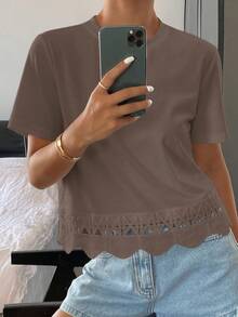 DAZY 女款純色修身圓領短袖蕾絲拼接休閒夏季上衣 T-shirt 校園風 - 咖啡棕 - 查看 4