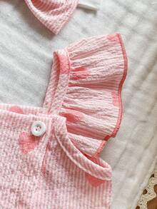 SHEIN Vintaside Kids 女婴、新生儿、婴幼儿、小宝宝、夏季情人节、荷叶边、短袖、吊带款式、可爱粉色水彩条纹爱心图案连衣裙。配有蝴蝶结发带。侧边纽扣设计方便穿脱。梭织面料。A字廓形。适合婚礼、派对、喜庆活动、居家休闲、拍摄满月照等场合。 - 淺粉色 - 查看 7