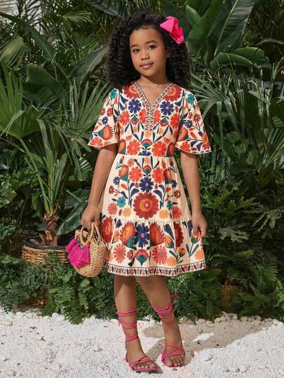 SHEIN Vestido de línea A con cuello en V, cintura ajustada, mangas acampanadas y volantes en el bajo, con estampado floral tropical colorido, adecuado para vacaciones en la playa y resorts tropicales, para niñas preadolescentes