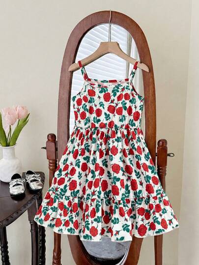 Đầm hai dây cổ điển cho bé gái, thiết kế hở vai, dáng chữ A với xếp ly ở eo tạo cảm giác mềm mại, gấu đầm nhún tạo vẻ nhẹ nhàng, một item không thể thiếu trong tủ đồ mùa hè bắt mắt của các bé gái.