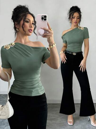 Rafferiza تي شيرت نسائي أنيق بياقة غير متماثلة مزين بزخرفة معدنية وردية ثلاثية الأبعاد وأكمام قصيرة