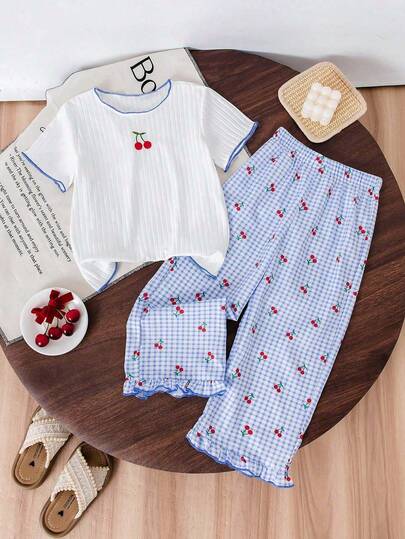 SHEIN Genkimix Kids 樱桃印花短袖T恤和格子裤休闲套装，适合年轻女孩。樱桃主题套装，樱桃图案女童套装，樱桃印花女童套装，格子图案女童套装，年轻女孩夏季套装。