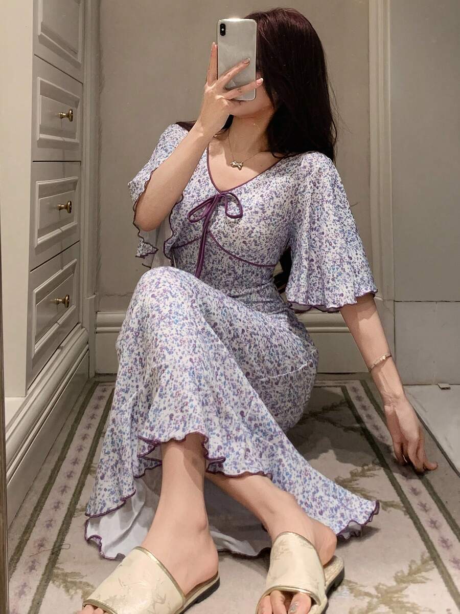 DAZY 浪漫碎花對比飾邊荷葉袖修身長洋裝，夏季女款睡衣睡袍 - 淡紫色 - 查看 1