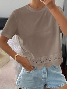 DAZY 女款純色修身圓領短袖蕾絲拼接休閒夏季上衣 T-shirt 校園風 - 卡其色 - 查看 3