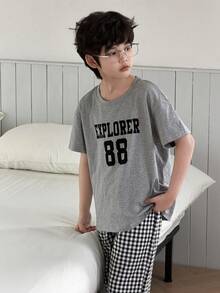 DAZY 男童字母数字印花短袖上衣和格子印花长裤睡衣套装（夏季款） - 灰色 - 查看 10