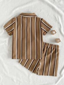 Vintaside Kids 这款男宝宝两件套包括杏色、卡其色和黑色撞色条纹翻领短袖衬衫上衣和短裤，适合春夏穿着，展现复古学院风时尚感。经典的撞色条纹和提花面料厚度适中。纽扣开合设计，方便穿脱。适合日常上学、街头穿搭、居家休闲、参加派对和夏季活动等各种场合。 - 咖啡棕 - 查看 2