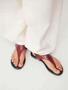 Nöista 勃艮第 T 字带平底凉鞋，线条流畅简约，配有双踝带，打造精致的夏季宾客造型或春季优雅的开斋节庆祝活动。 - 酒紅色 - 查看 1