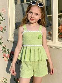 SHEIN Vintaside Kids 女童清新田园休闲甜美可爱风纹理面料3D立体花卉装饰荷叶边吊带背心搭配荷叶边短裤，适合春夏度假和户外玩耍 - 綠色 - 查看 11