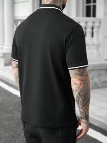 Manfinity Homme 这款男士商务休闲黑色短袖Polo衫采用几何菱形提花针织面料制成。它是音乐节、夏威夷海滩度假或日常穿着的理想之选，适合男士休闲、周末旅行、户外活动、探险旅行、轻松的工作环境或半正式场合，也是送给男友/丈夫、周年纪念/生日、派对、夏季假期、婚礼、春夏交替、狂欢节等场合的完美礼物。此外，它还与男士翻领Polo衫、男士高尔夫球衫、男士T领T恤等款式相呼应，是男士服装在线销售的热门之选。这款Polo衫采用拉链设计，尽显男士优雅气质。 - 黑色 - 查看 2