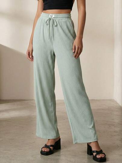 Pantalón de pierna ancha para mujer, casual y elegante. Bolsillos funcionales, tela de poliéster y spandex, apto para temporadas de primavera y verano. Ajuste de cintura natural con resorte y cordón ajustable. Textura lisa con pequeña letra decorativa en la cintura. Interior muy suave, fresco y ligero con tu piel.