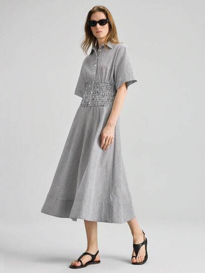 Ontre 2026 女士黑白撞色梭织面料，舒适柔软，高端材质，修身剪裁，落肩设计，半袖，腰部抽绳，A字下摆，卷边设计，彰显现代都市商务休闲风，适合办公室通勤、机场休闲、低调复古奢华风、中东风情、简约奢华风、百搭百搭风、四季皆宜，可作为沙滩装、明星同款度假风、异域风情风、乡村音乐会风、西部风情服装等。灰色