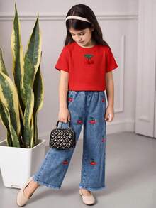 t-shirt texturé à col rond et manches courtes ajusté de couleur unie, et pantalon en jean droit à taille élastique avec broderie de cerise et ourlet effiloché. Tenue décontractée pour tous les jours, idéale pour la rentrée scolaire - Rouge - Voir 1
